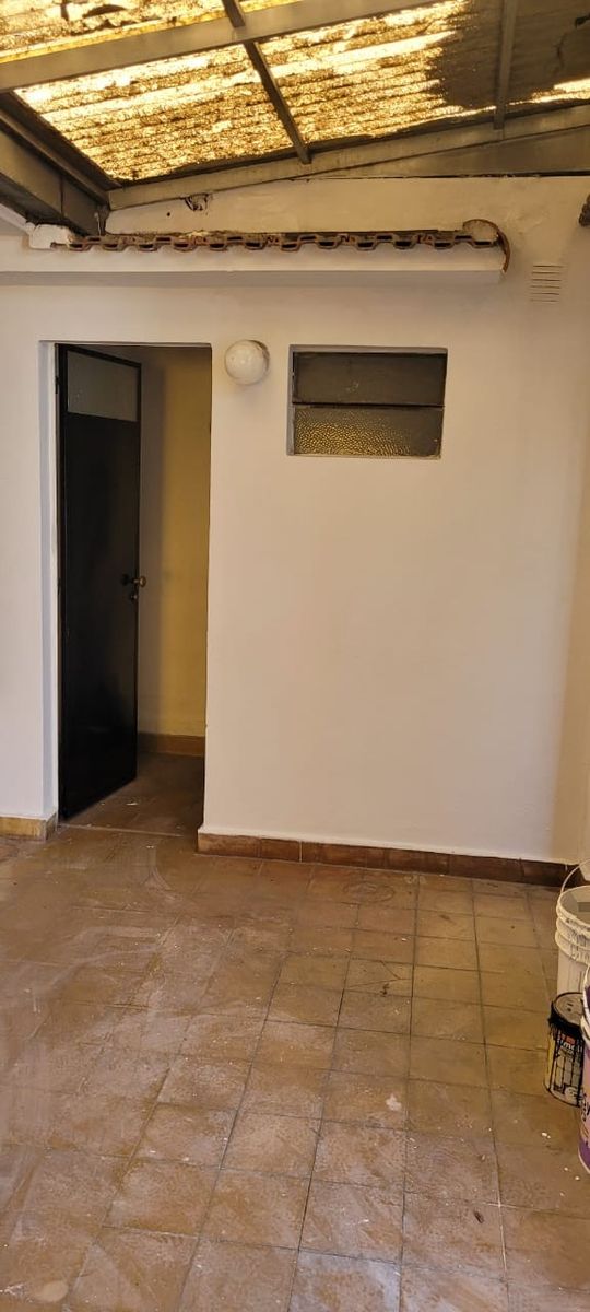 CASA CON PATIO FRENTE A PLAZA — foto 7