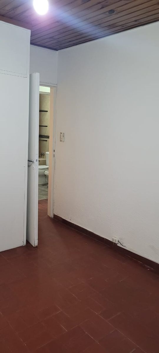 CASA CON PATIO FRENTE A PLAZA — foto 8