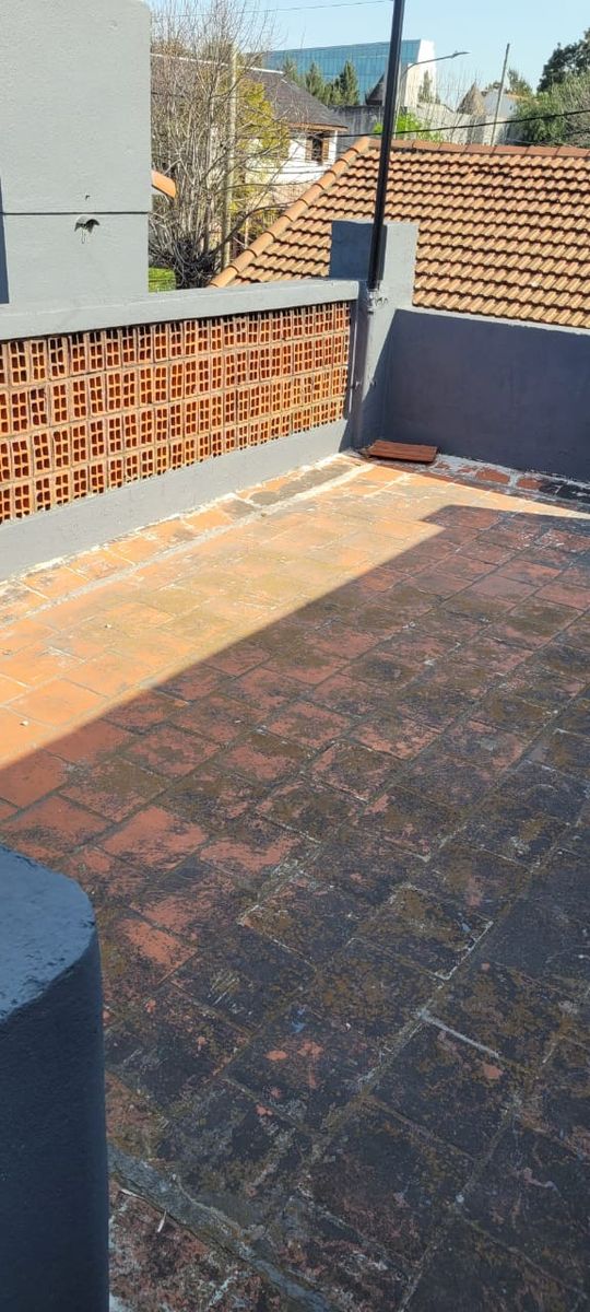CASA CON PATIO FRENTE A PLAZA — foto 10