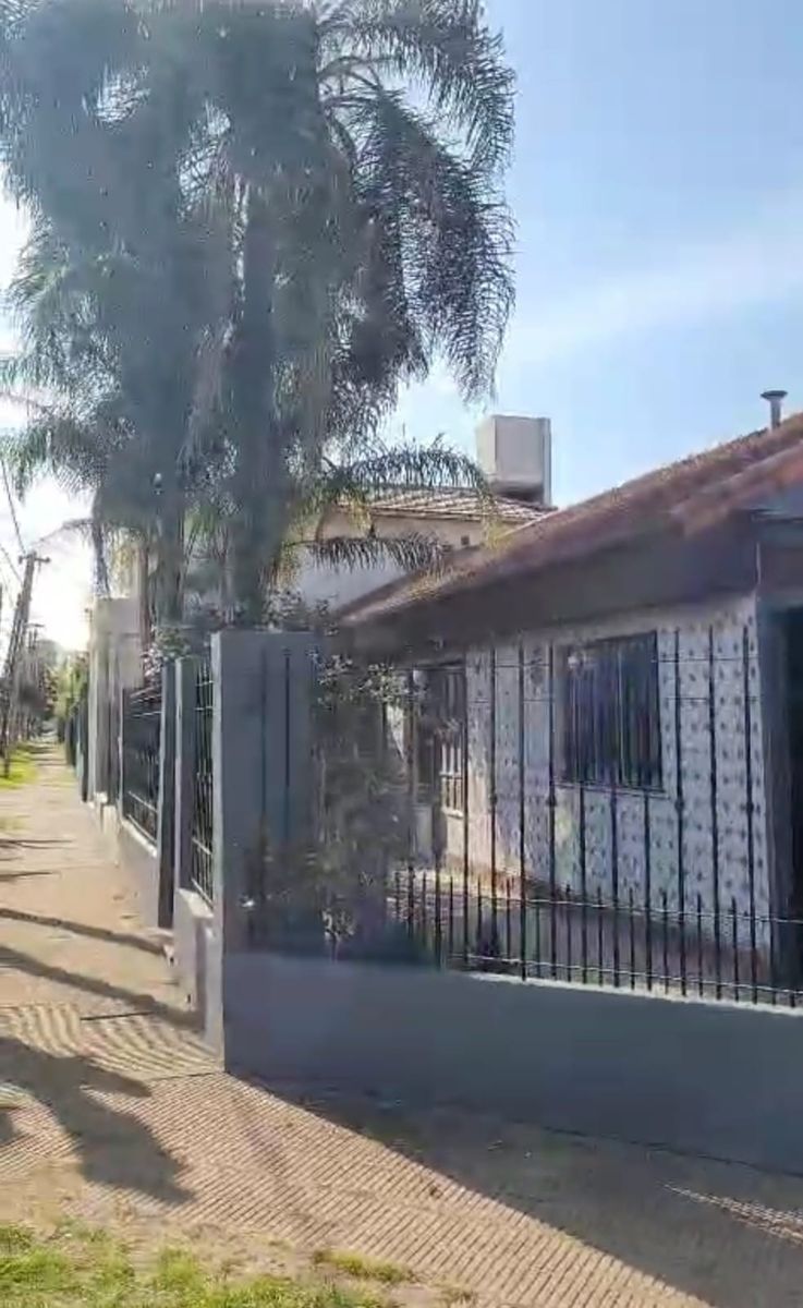 CASA CON PATIO FRENTE A PLAZA — foto 15
