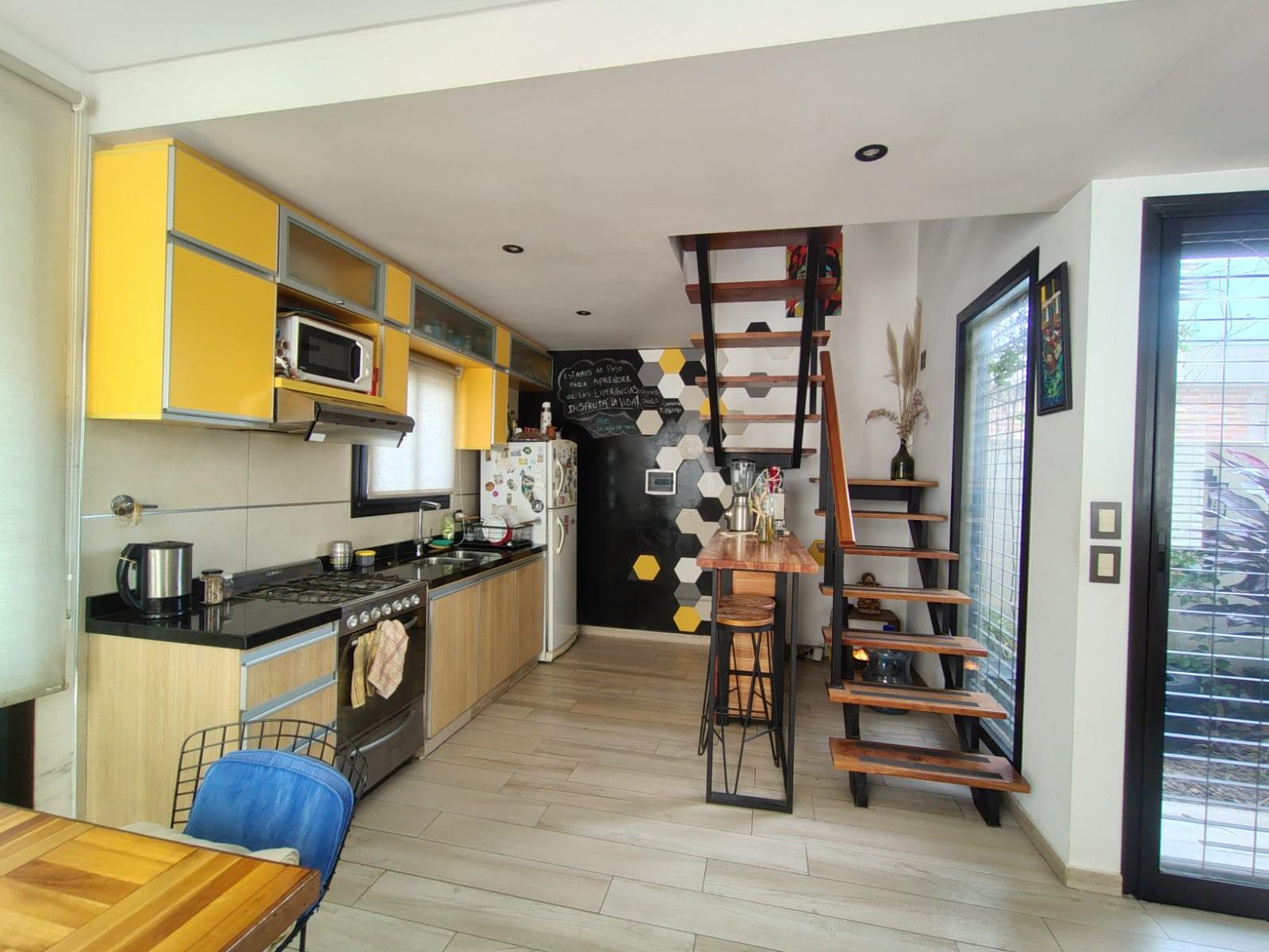 HERMOSO TRIPLEX EN CASTELAR NORTE