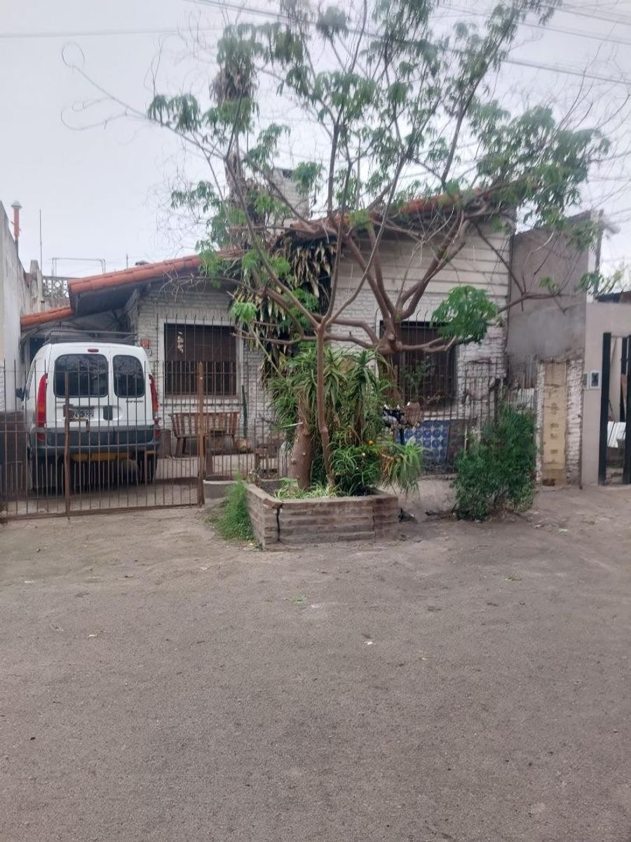 VENTA DE CASA A REFACCIONAR CASTELAR SUR — foto 2