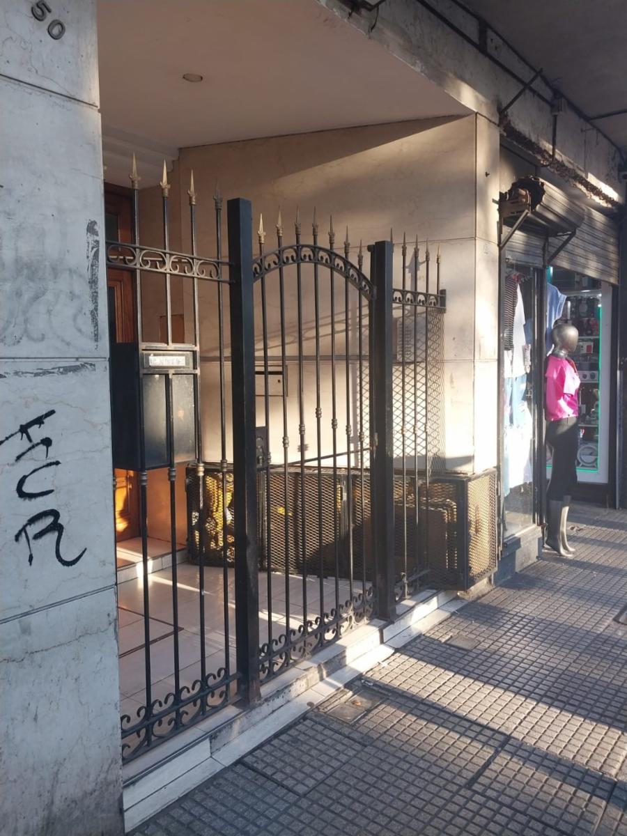 TRES AMBIENTES AMPLIOS,BARRIO LINIERS. ¡ EN LA SUBIDA DEL AUTOPISTA 25DE MAYO — foto 6