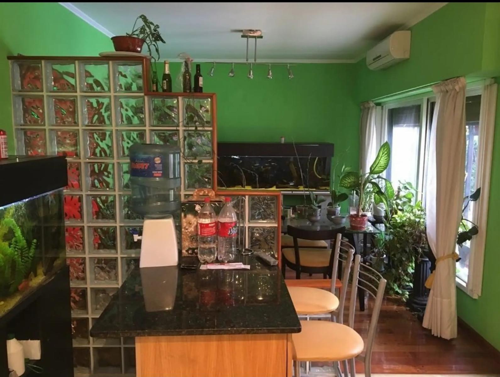 CASA DE SEIS AMBIENTES, MAS PILETA CON SALON 1ER PISO. — foto 2