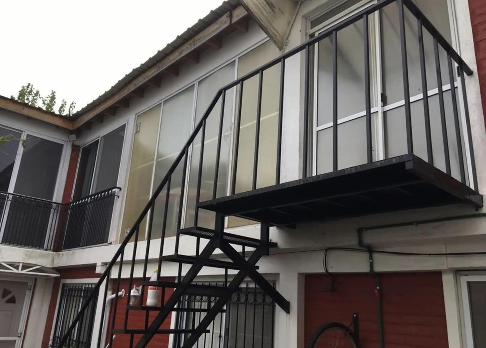 CASA DE SEIS AMBIENTES, MAS PILETA CON SALON 1ER PISO. — foto 10