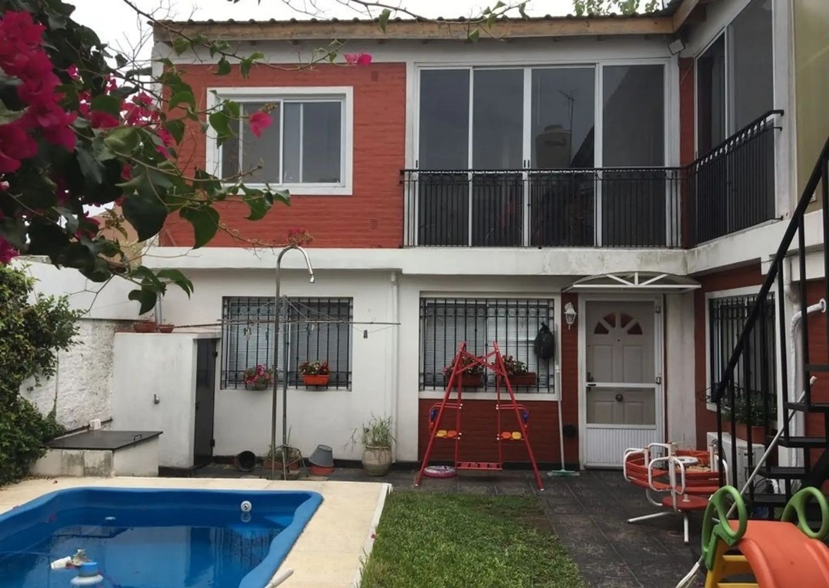 CASA DE SEIS AMBIENTES, MAS PILETA CON SALON 1ER PISO. — foto 11