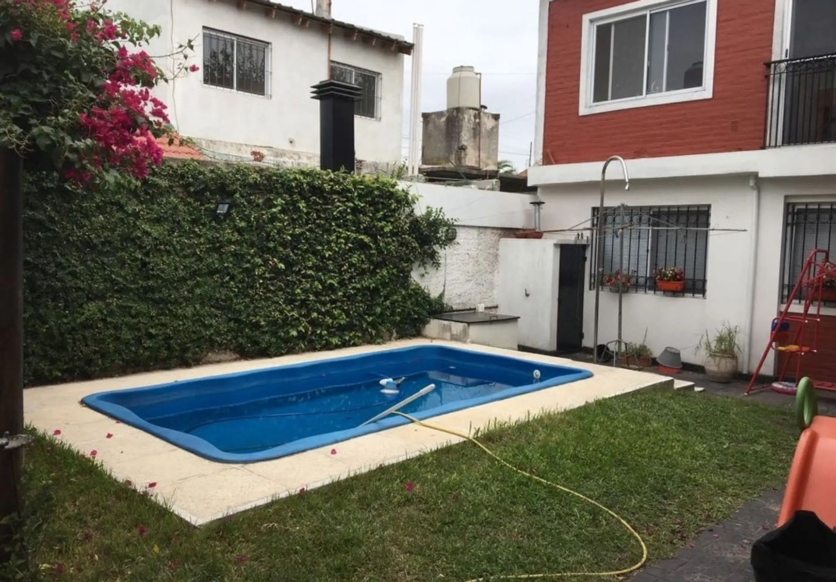 CASA DE SEIS AMBIENTES, MAS PILETA CON SALON 1ER PISO. — foto 12