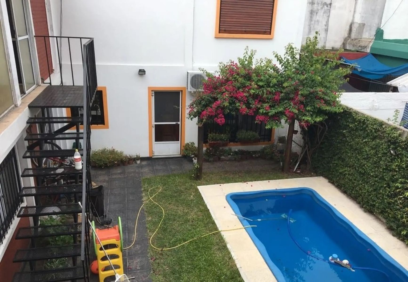 CASA DE SEIS AMBIENTES, MAS PILETA CON SALON 1ER PISO. — foto 13