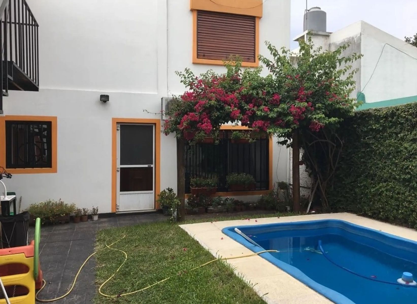 CASA DE SEIS AMBIENTES, MAS PILETA CON SALON 1ER PISO. — foto 14