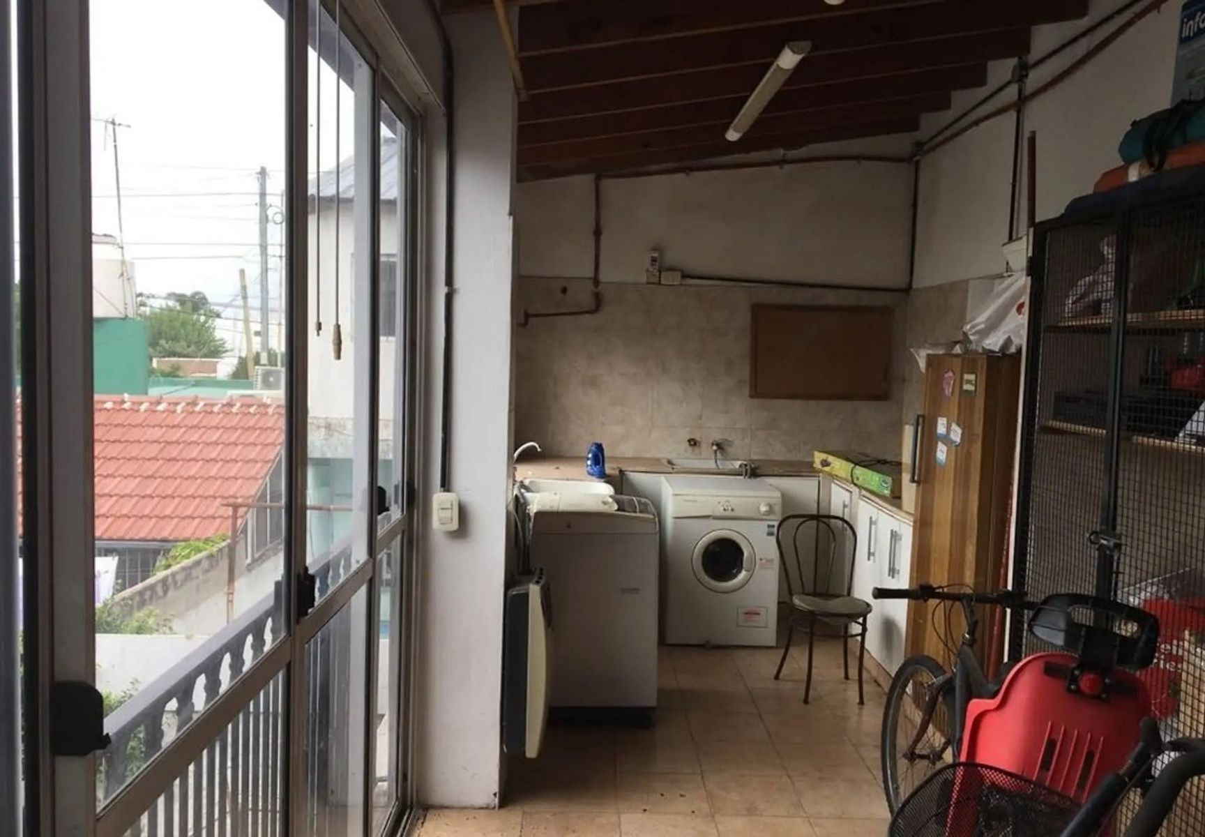 CASA DE SEIS AMBIENTES, MAS PILETA CON SALON 1ER PISO. — foto 15
