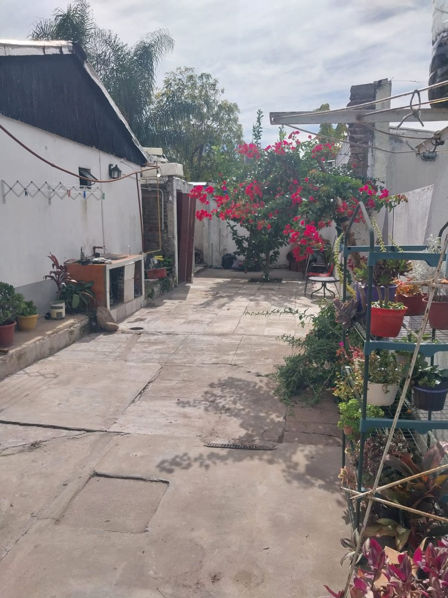 VENTA DE CASA EN LOTE PROPIO, 200 mts DE AV. VERGARA - 6