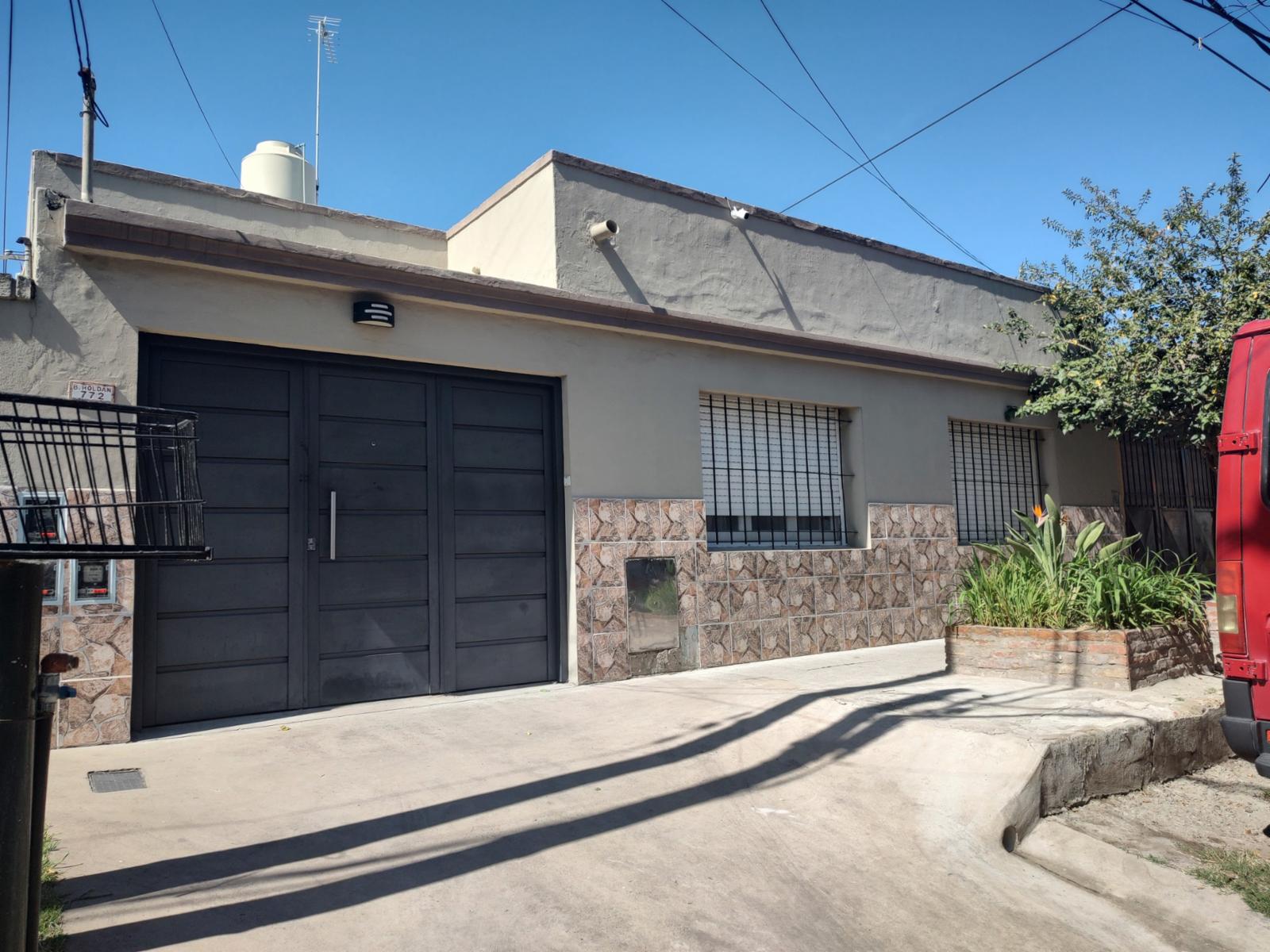 CASA DE TRES AMBIENTES AMPLIA, REFORMADA A NUEVO. CON DEPTO