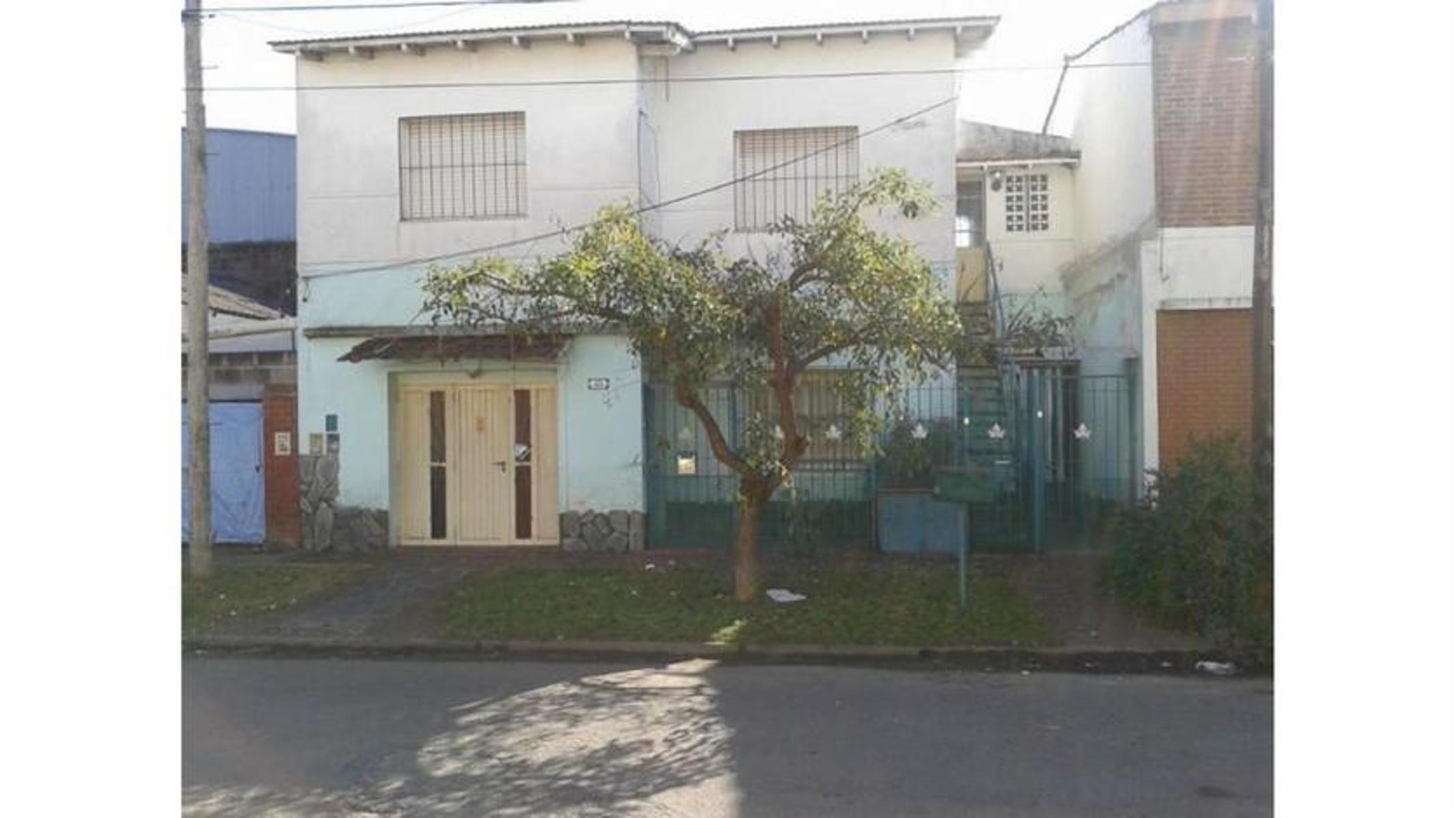 CASA MULTIFAMILIAR EN HAEDO NORTE CERCANA A BVD. VIGNES