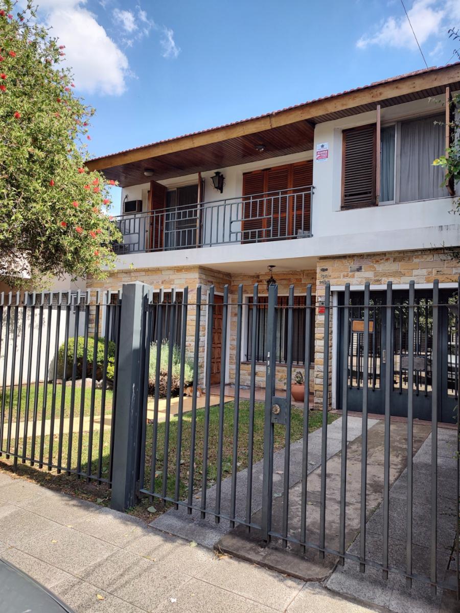 HERMOSO Y AMPLIO CHALET 6 AMB. CON GRAN FONDO CON PISCINA. — foto 2
