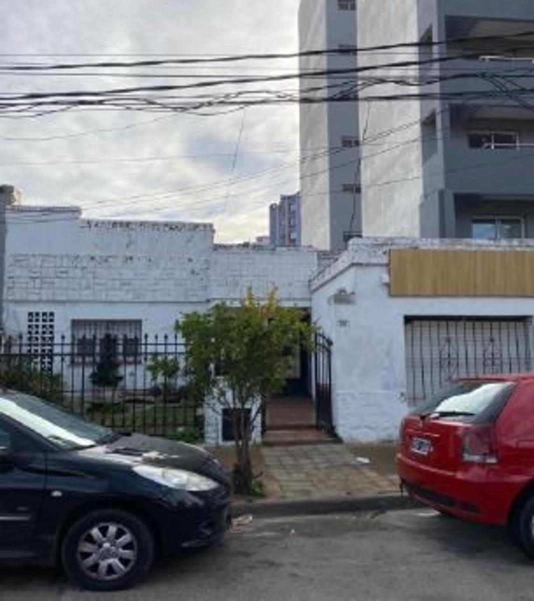 Lote de 10,47 x 43,3 con casa de 5 amb.-IDEAL EMPRENDIMIENTO