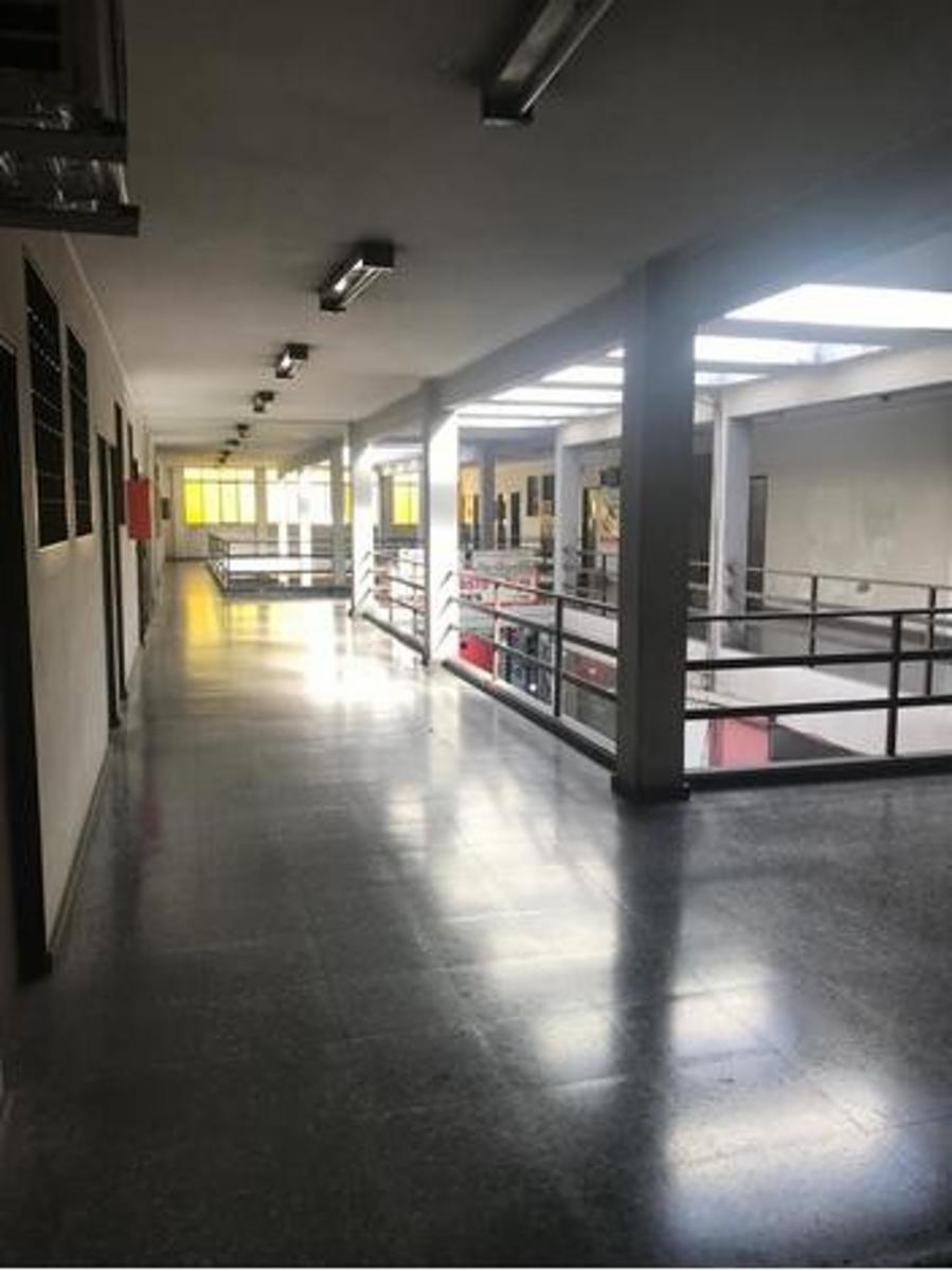 LOCAL/OFICINA EN GALERÍA EN 1° PISO - MERLO - 1