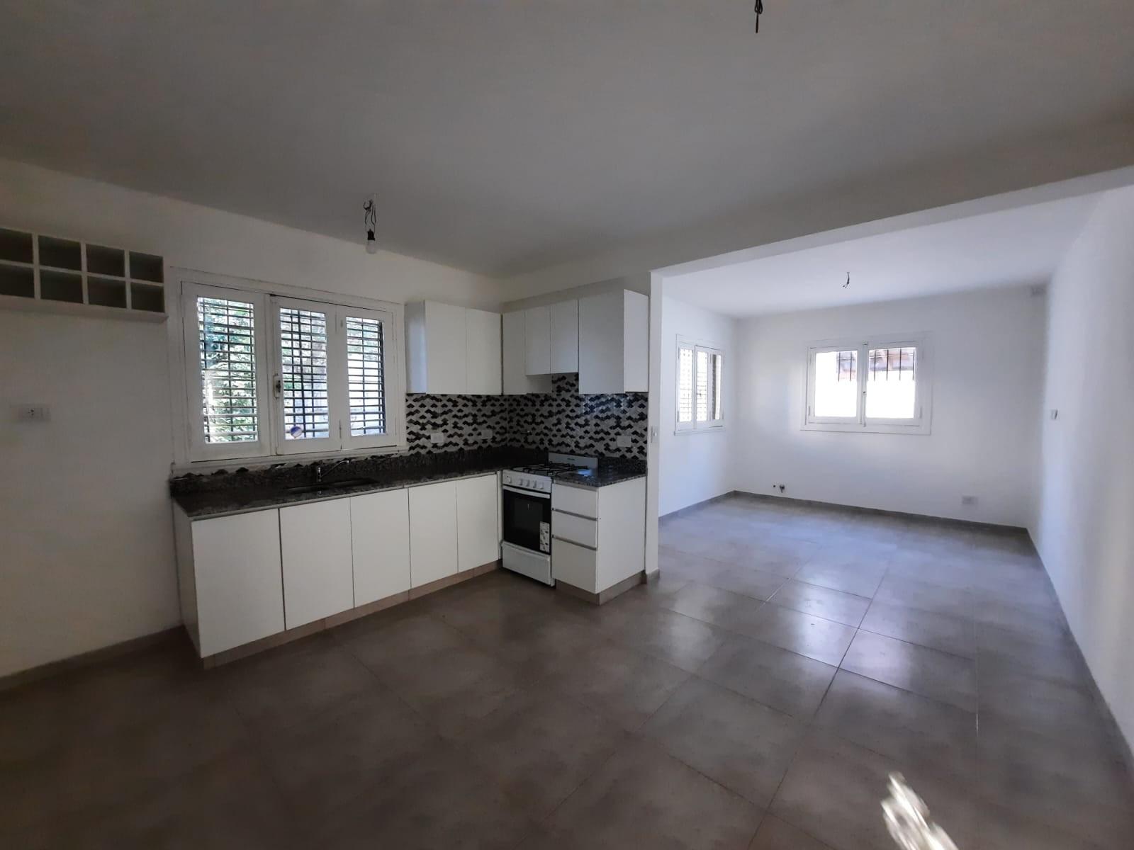 EXCELENTE CASA, RECICLADA A NUEVA,4 AMB. A ESTRENAR
