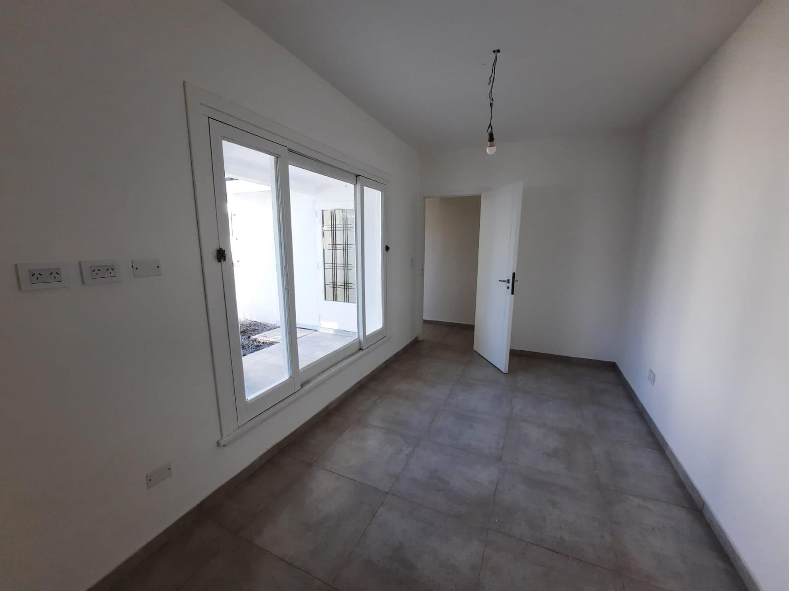 EXCELENTE CASA, RECICLADA A NUEVA,4 AMB. A ESTRENAR — foto 3