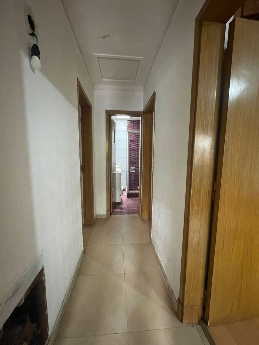 Casa con jardín y cochera - Oportunidad para modernizar