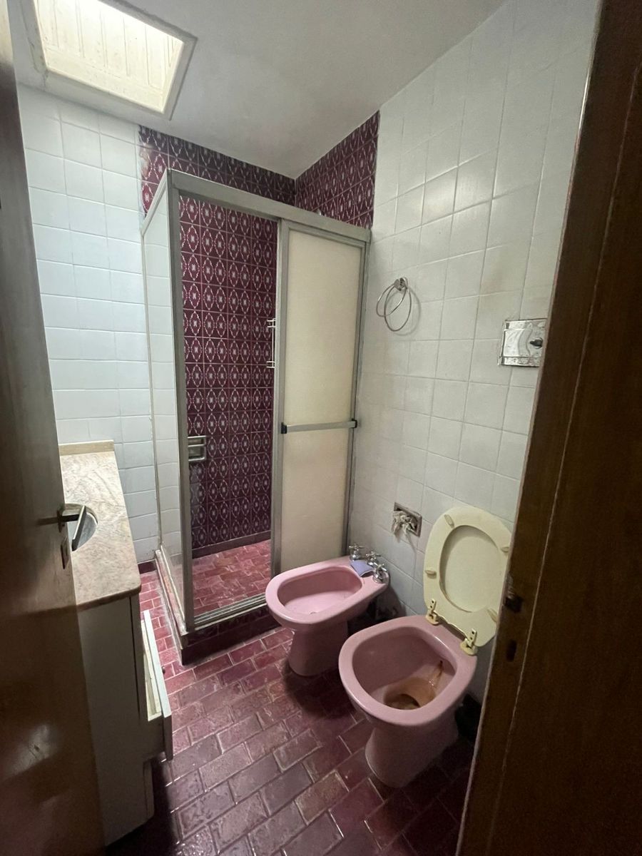 Casa con jardín y cochera - Oportunidad para modernizar — foto 4
