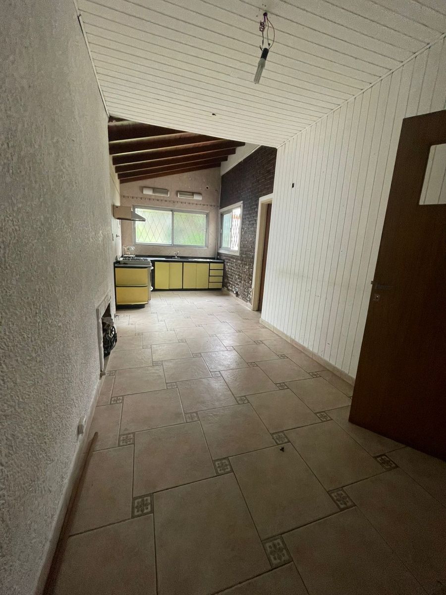 Casa con jardín y cochera - Oportunidad para modernizar — foto 12