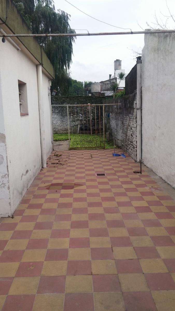 Moron - Casa Americana 4 Amb. C/garage y Fondo - Lote 8.66 x 26 Retasada Oct/21