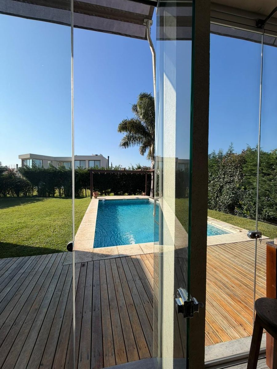 CASA VENTA UNA PLANTA - 4 DORMITORIOS- JARDÍN- PILETA- GALERIA CERRADA- ÁREA DEPORTIVA - 4