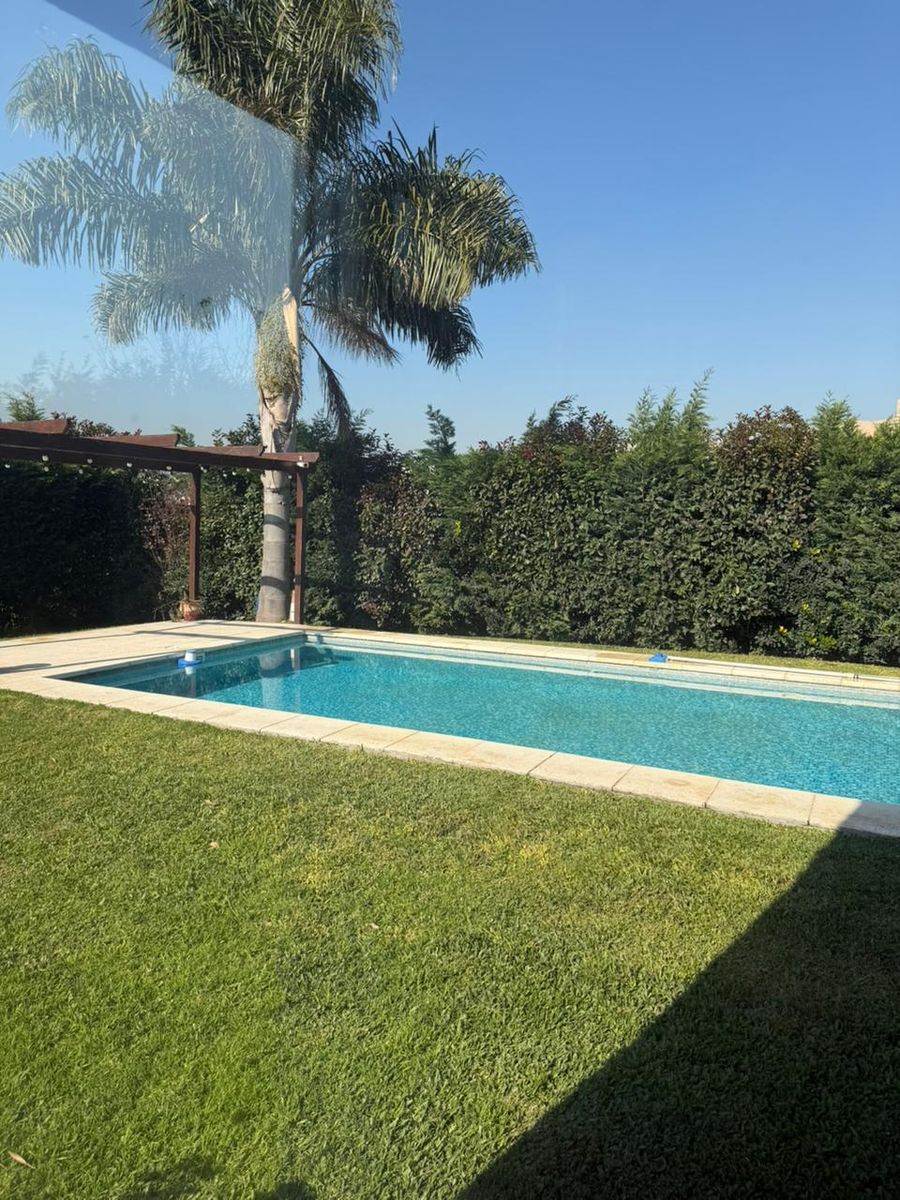 CASA VENTA UNA PLANTA - 4 DORMITORIOS- JARDÍN- PILETA- GALERIA CERRADA- ÁREA DEPORTIVA - 5