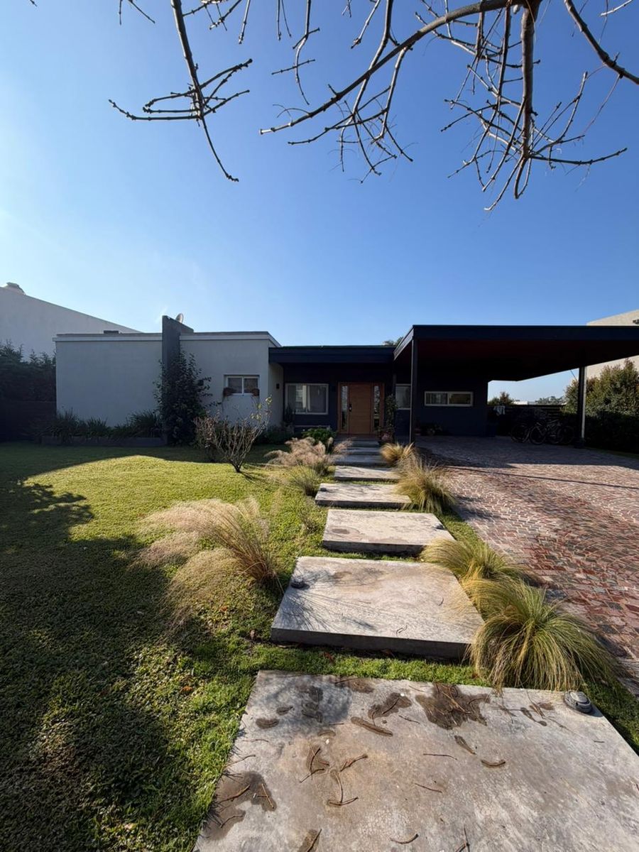 CASA VENTA UNA PLANTA - 4 DORMITORIOS- JARDÍN- PILETA- GALERIA CERRADA- ÁREA DEPORTIVA - 6