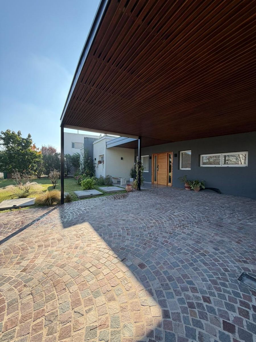 CASA VENTA UNA PLANTA - 4 DORMITORIOS- JARDÍN- PILETA- GALERIA CERRADA- ÁREA DEPORTIVA - 7