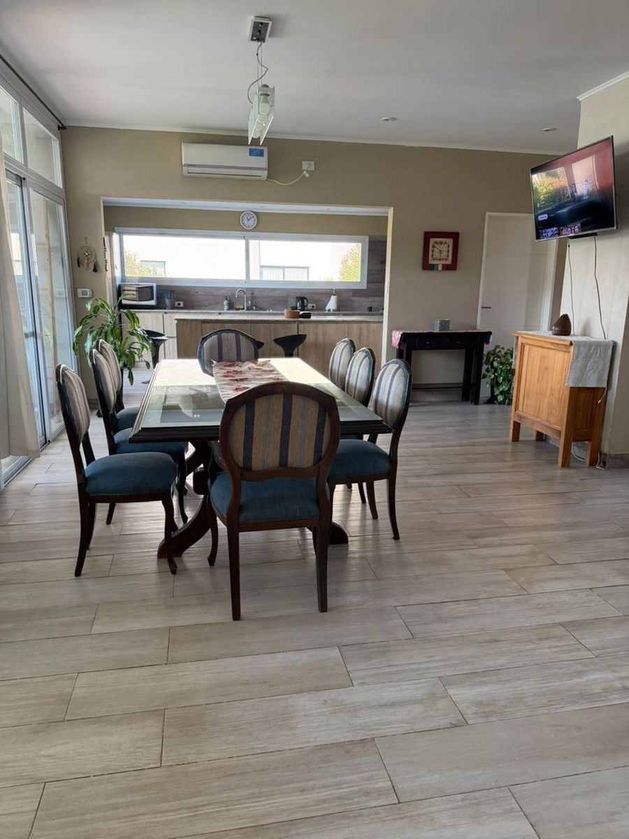 CASA VENTA UNA PLANTA - 4 DORMITORIOS- JARDÍN- PILETA- GALERIA CERRADA- ÁREA DEPORTIVA - 8