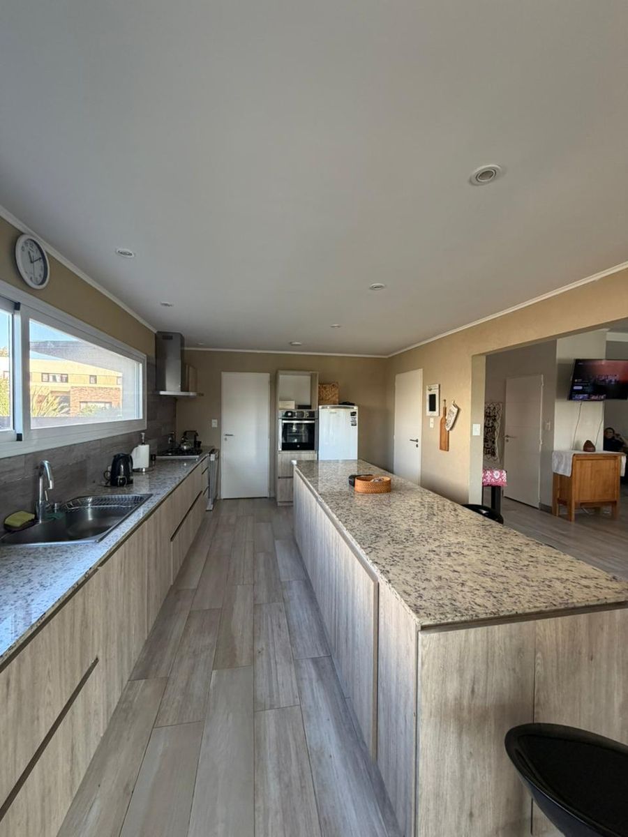 CASA VENTA UNA PLANTA - 4 DORMITORIOS- JARDÍN- PILETA- GALERIA CERRADA- ÁREA DEPORTIVA - 11
