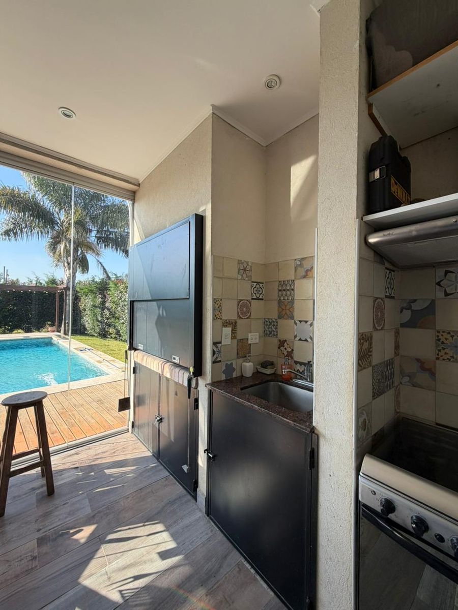 CASA VENTA UNA PLANTA - 4 DORMITORIOS- JARDÍN- PILETA- GALERIA CERRADA- ÁREA DEPORTIVA - 13