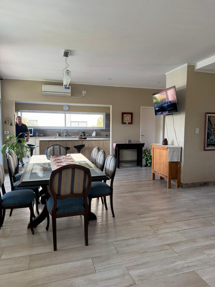 CASA VENTA UNA PLANTA - 4 DORMITORIOS- JARDÍN- PILETA- GALERIA CERRADA- ÁREA DEPORTIVA - 14