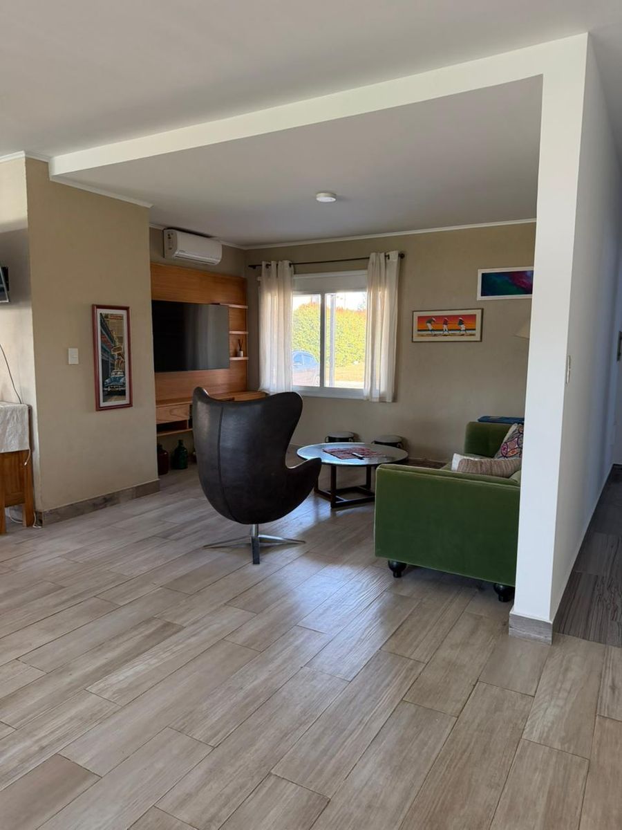 CASA VENTA UNA PLANTA - 4 DORMITORIOS- JARDÍN- PILETA- GALERIA CERRADA- ÁREA DEPORTIVA - 15