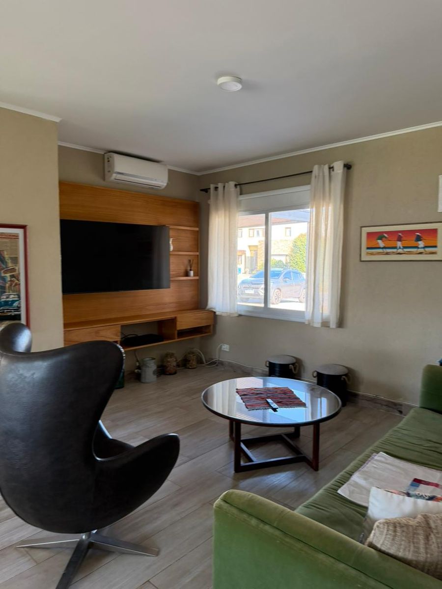 CASA VENTA UNA PLANTA - 4 DORMITORIOS- JARDÍN- PILETA- GALERIA CERRADA- ÁREA DEPORTIVA - 16