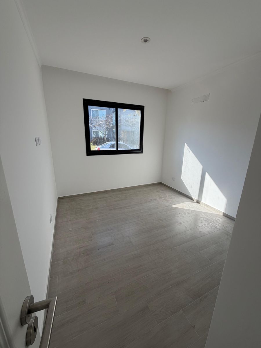 CASA 4 DORMITORIOS- A LA LAGUNA- MUELLE PROPIO- GALERIA - PILETA - 2