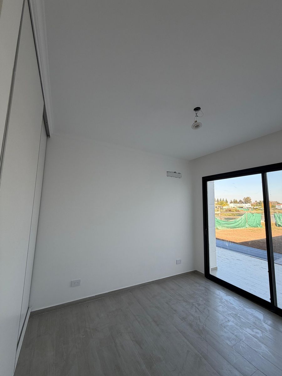 CASA 4 DORMITORIOS- A LA LAGUNA- MUELLE PROPIO- GALERIA - PILETA - 4