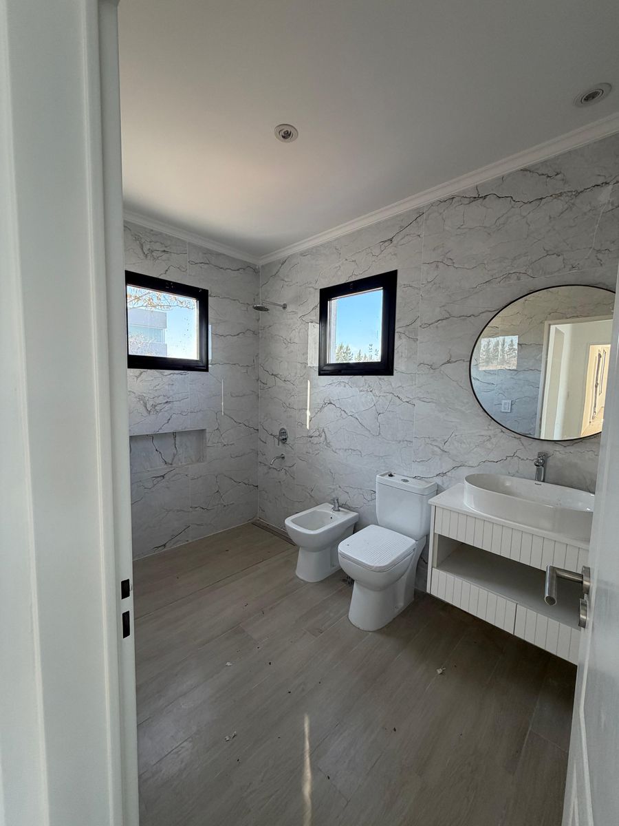 CASA 4 DORMITORIOS- A LA LAGUNA- MUELLE PROPIO- GALERIA - PILETA - 5