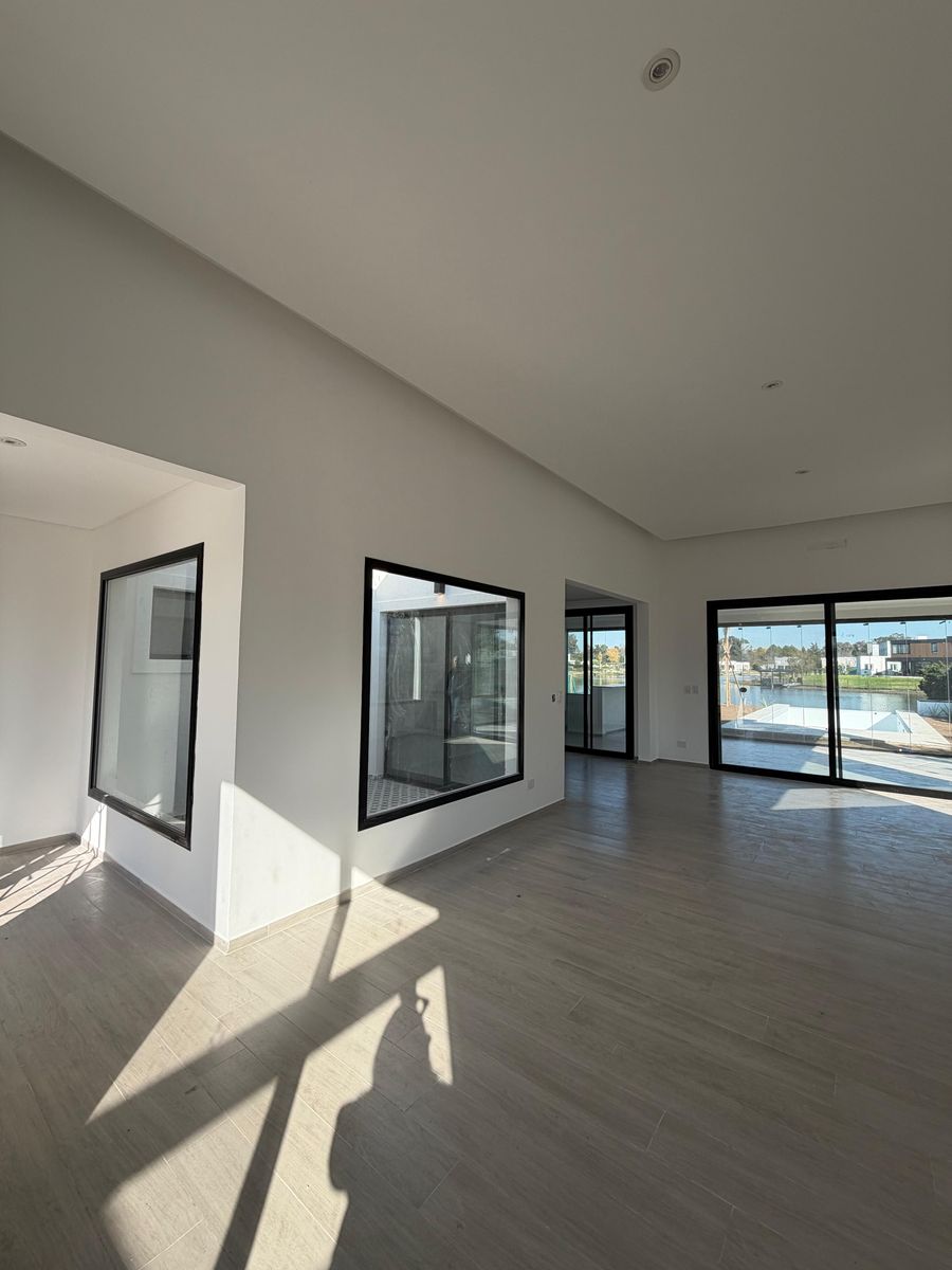 CASA 4 DORMITORIOS- A LA LAGUNA- MUELLE PROPIO- GALERIA - PILETA - 7
