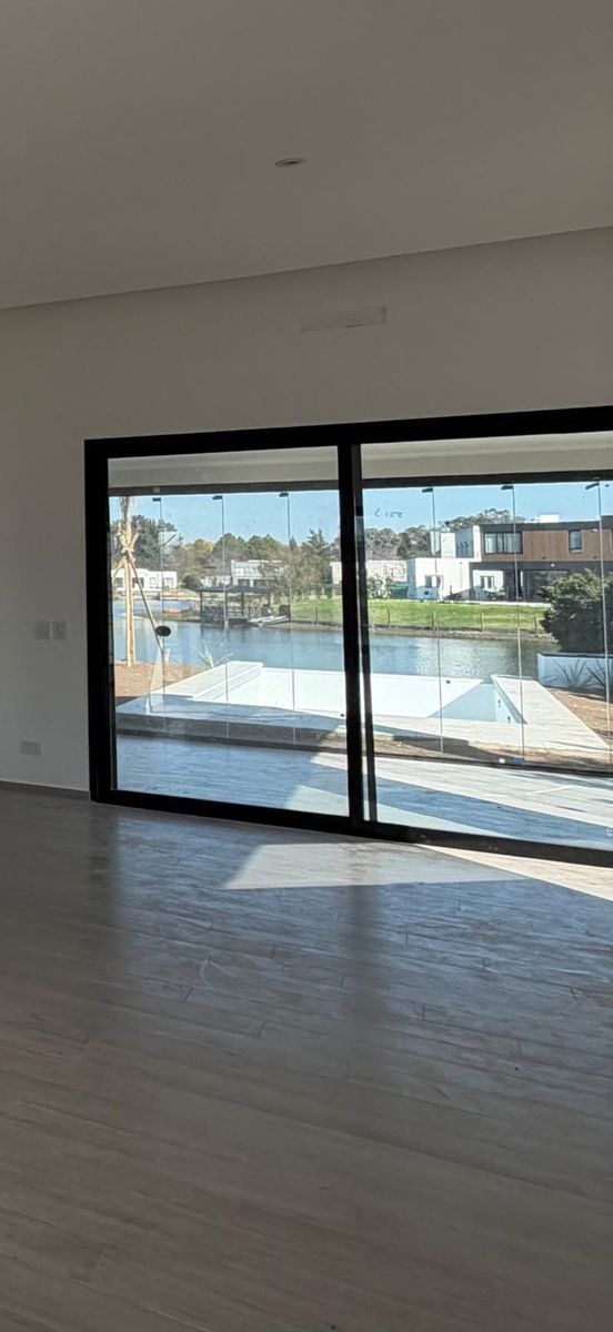 CASA 4 DORMITORIOS- A LA LAGUNA- MUELLE PROPIO- GALERIA - PILETA - 8