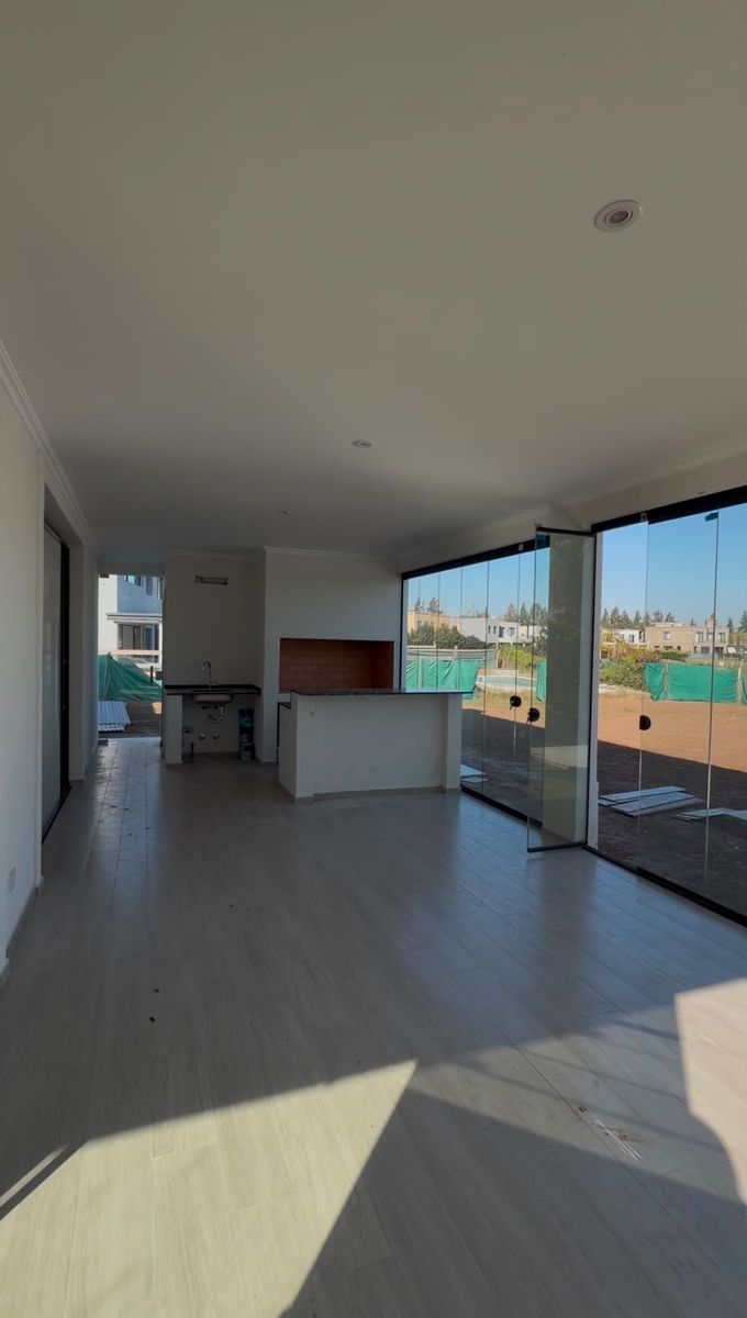 CASA 4 DORMITORIOS- A LA LAGUNA- MUELLE PROPIO- GALERIA - PILETA - 10