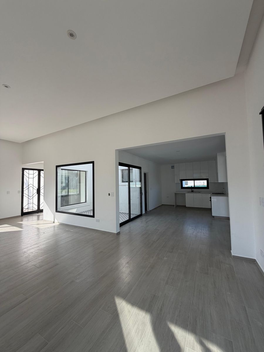 CASA 4 DORMITORIOS- A LA LAGUNA- MUELLE PROPIO- GALERIA - PILETA - 11
