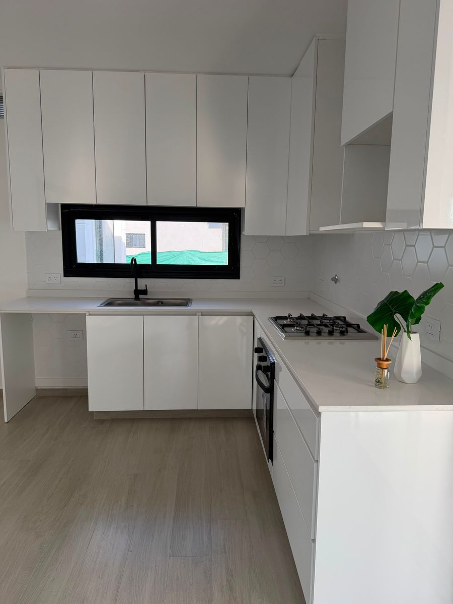 CASA 4 DORMITORIOS- A LA LAGUNA- MUELLE PROPIO- GALERIA - PILETA - 12