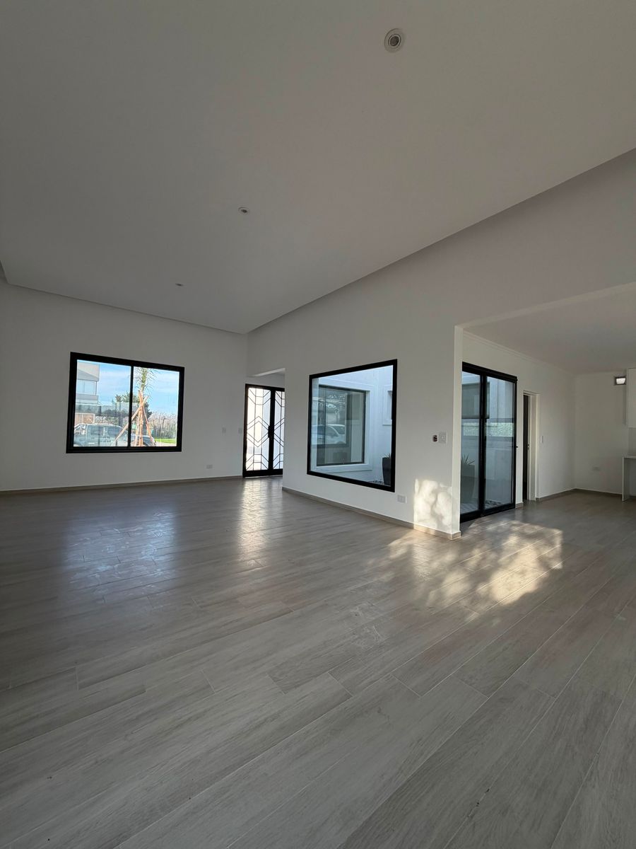 CASA 4 DORMITORIOS- A LA LAGUNA- MUELLE PROPIO- GALERIA - PILETA - 15