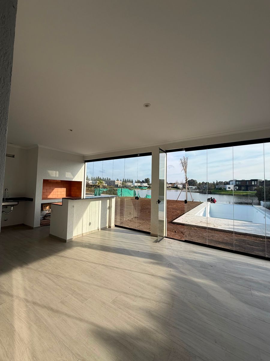 CASA 4 DORMITORIOS- A LA LAGUNA- MUELLE PROPIO- GALERIA - PILETA - 16