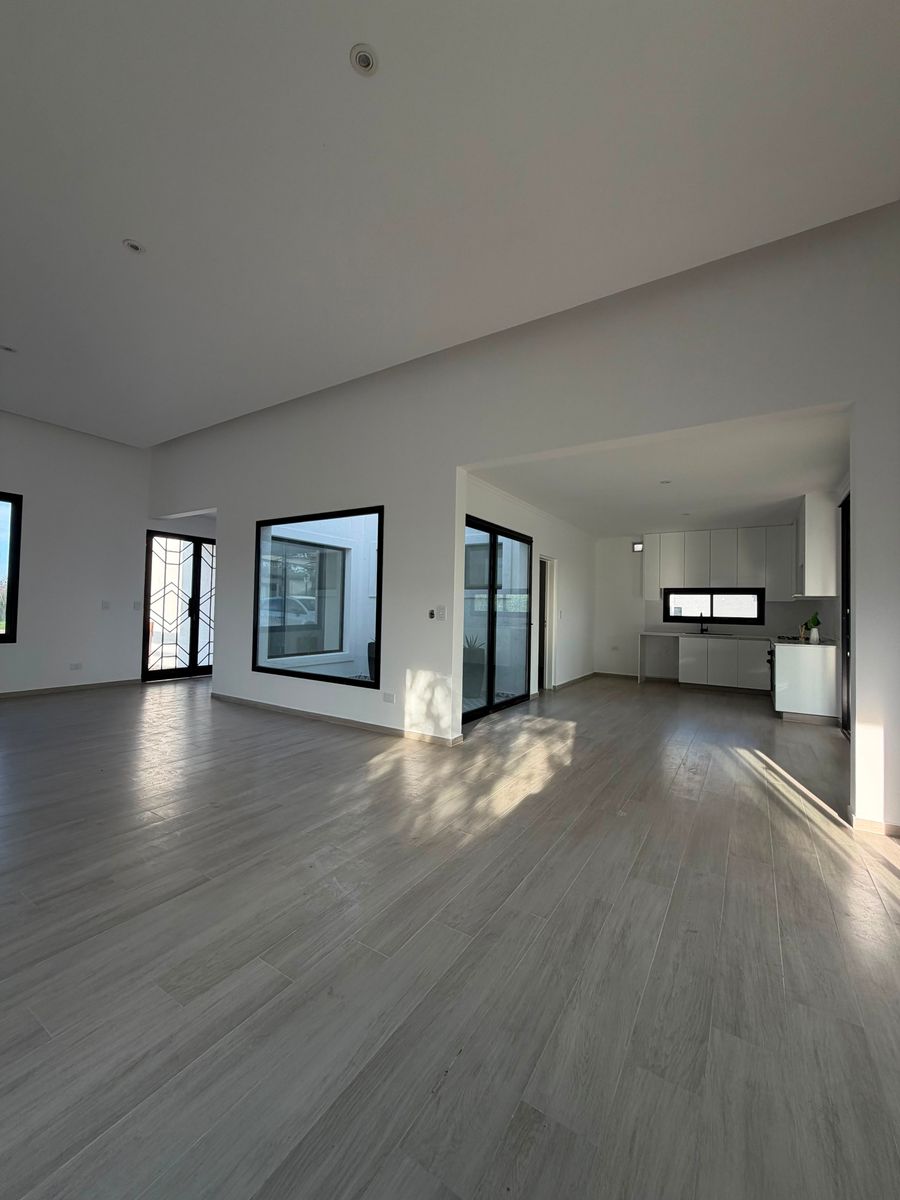 CASA 4 DORMITORIOS- A LA LAGUNA- MUELLE PROPIO- GALERIA - PILETA - 17