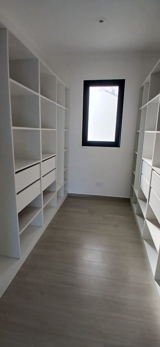 CASA 4 DORMITORIOS- A LA LAGUNA- MUELLE PROPIO- GALERIA - PILETA - 18