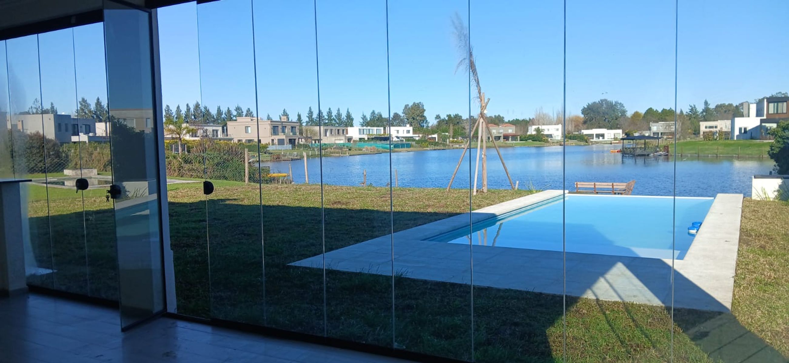 CASA 4 DORMITORIOS- A LA LAGUNA- MUELLE PROPIO- GALERIA - PILETA - 23