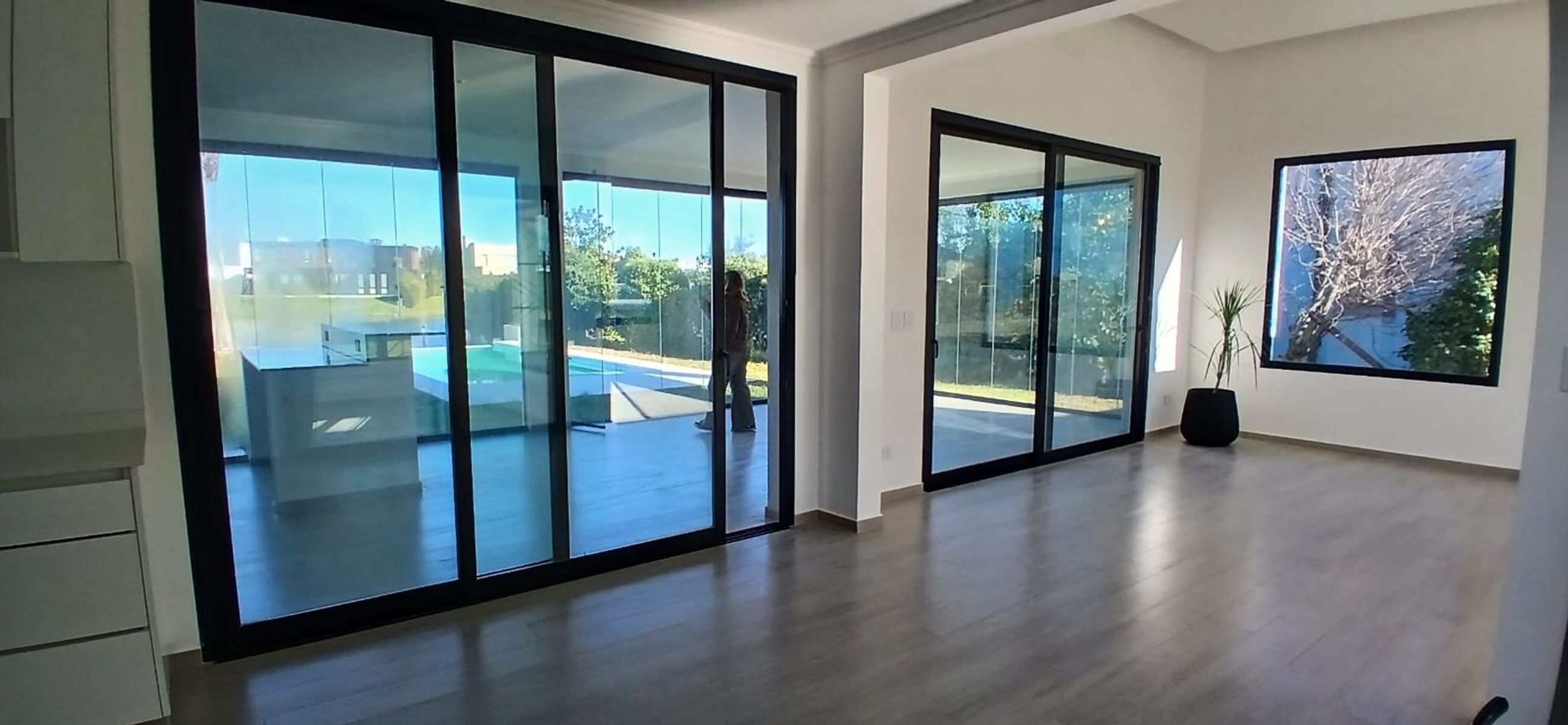 CASA 4 DORMITORIOS- A LA LAGUNA- MUELLE PROPIO- GALERIA - PILETA - 25